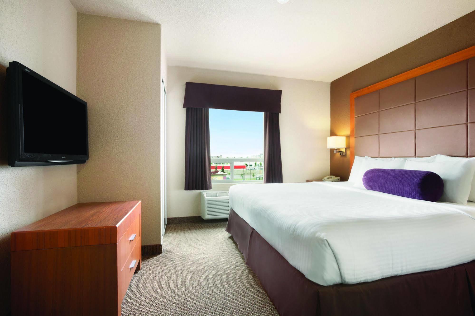 Days Inn By Wyndham Red Deer Exterior photo